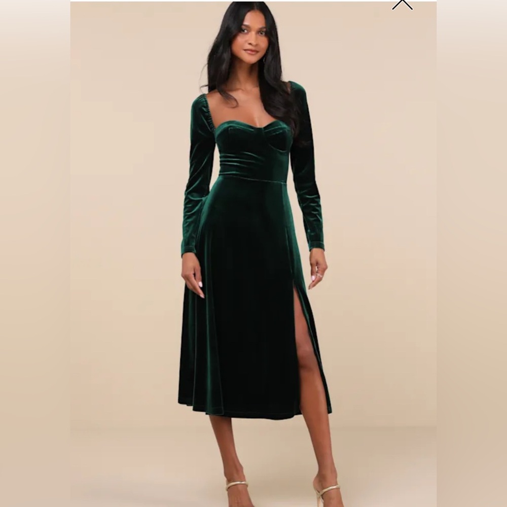 🎉MOVING SALE 🎉 
Lulu’s Precious Impression Emerald Green Velvet Bustier Midi